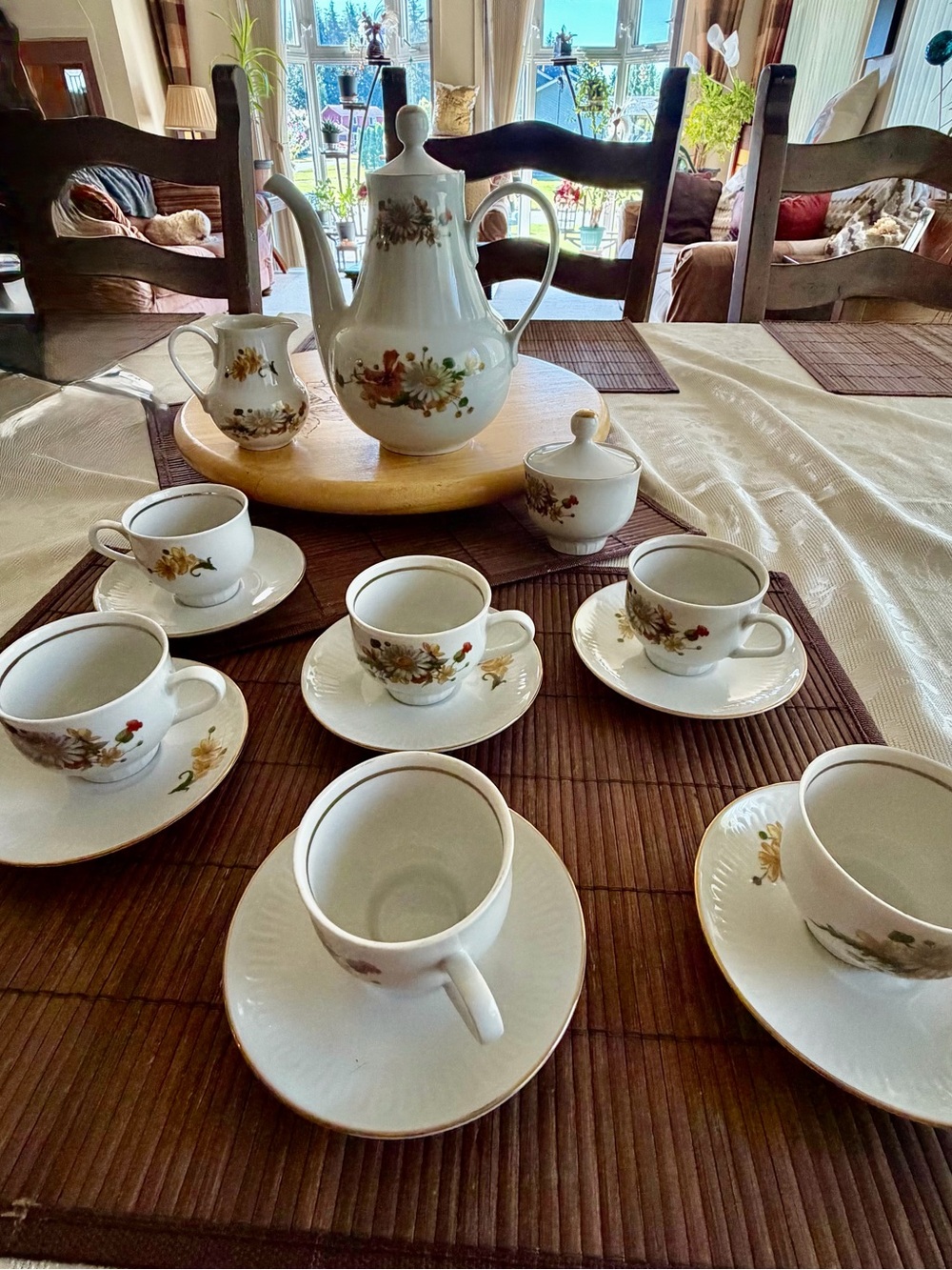 Vintage 17 Piece Henneberg Porzellan 1777 Gold Trim Porcelan Tea Set.